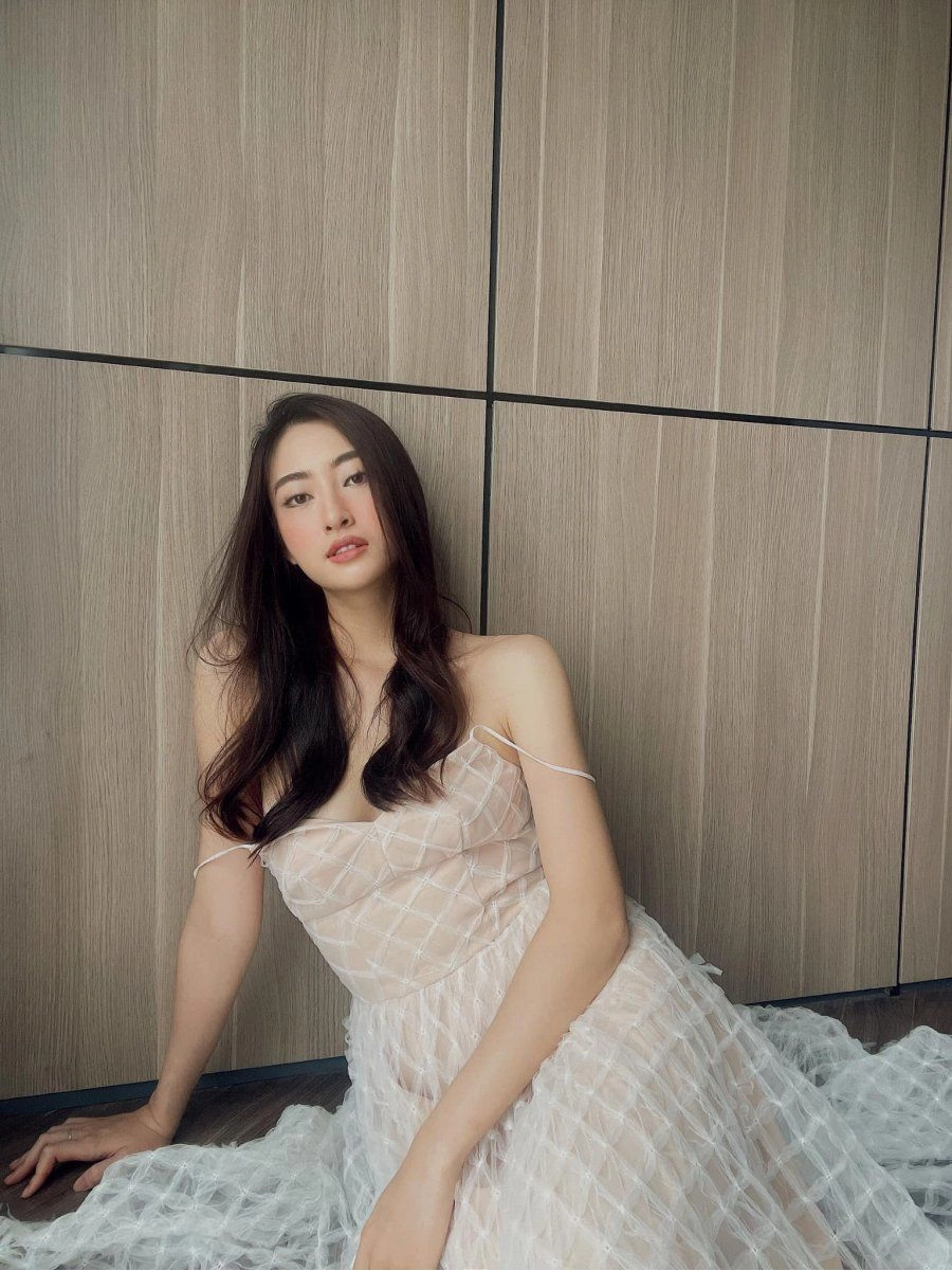 So găng màn đụng hàng gợi cảm lương thuỳ linh thuý ngân lả lơi quai váy - 2
