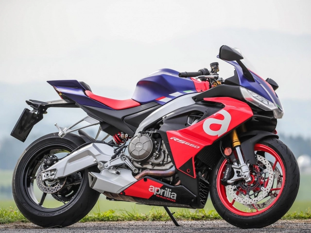 So sánh đàn anh aprilia rsv4 factory với đàn em aprilia rs660 - 5