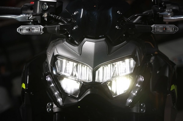 So sánh yamaha mt-09 vs kawasaki z900 2020 - 10