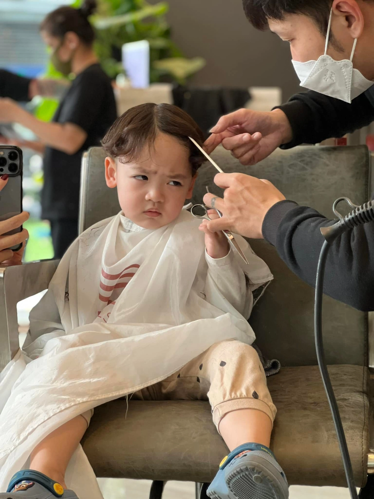 soái ca 3 tuổi nhà á hậu tú anh đẹp trai hơn bố mẹ tích cực cho đi tút tát - 12