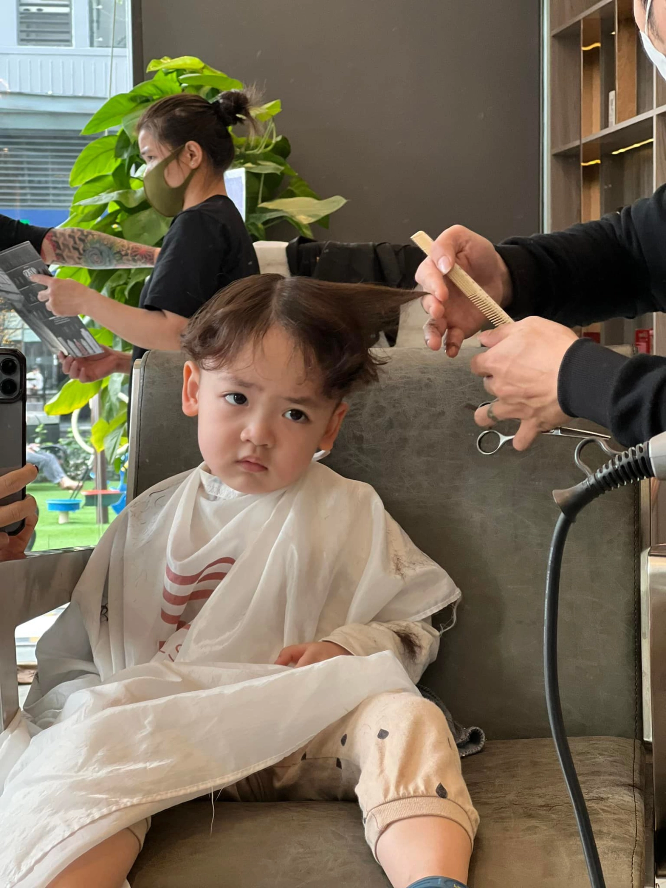soái ca 3 tuổi nhà á hậu tú anh đẹp trai hơn bố mẹ tích cực cho đi tút tát - 13