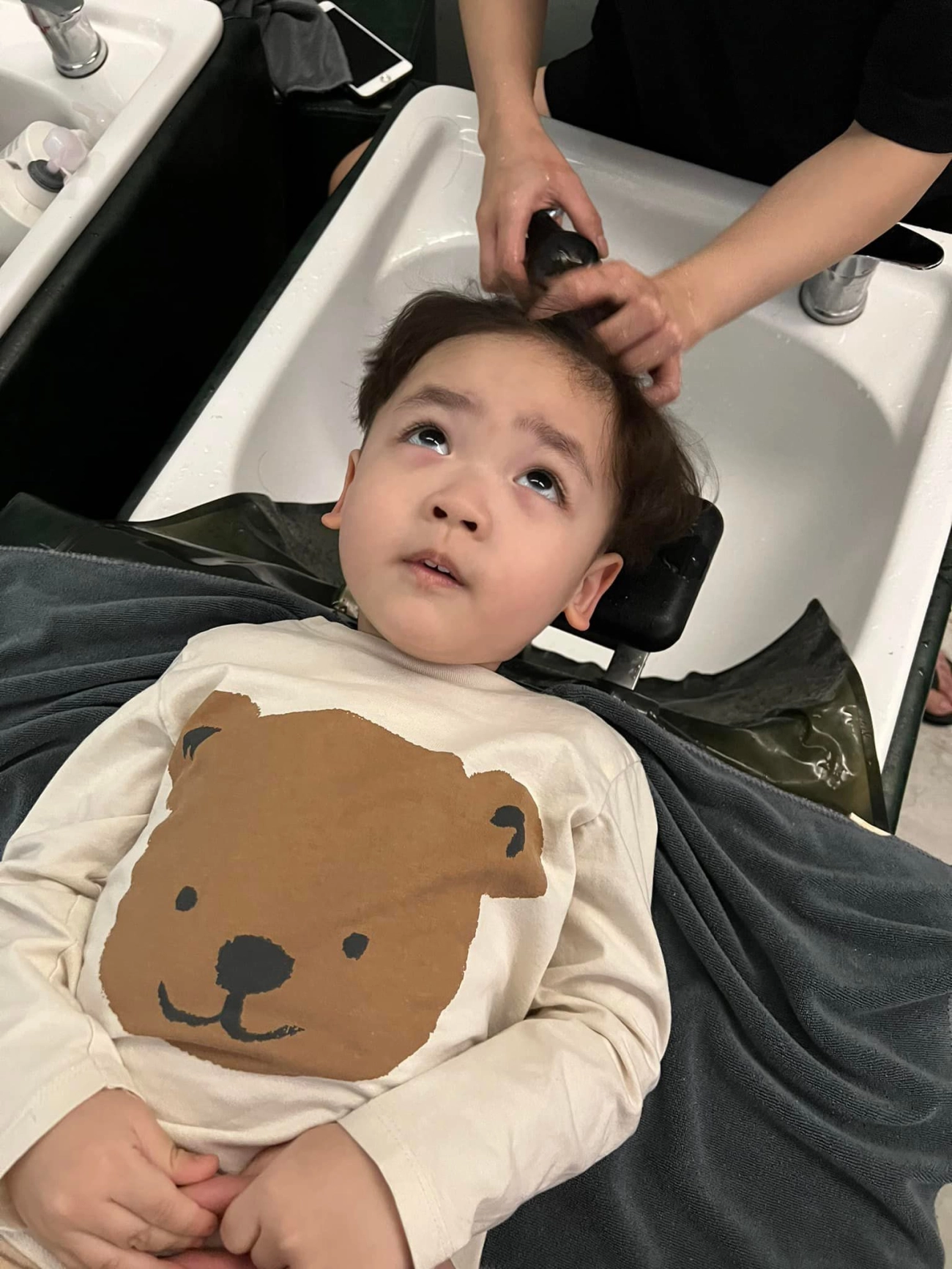 soái ca 3 tuổi nhà á hậu tú anh đẹp trai hơn bố mẹ tích cực cho đi tút tát - 14