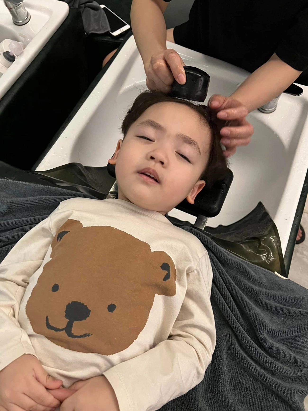 soái ca 3 tuổi nhà á hậu tú anh đẹp trai hơn bố mẹ tích cực cho đi tút tát - 15