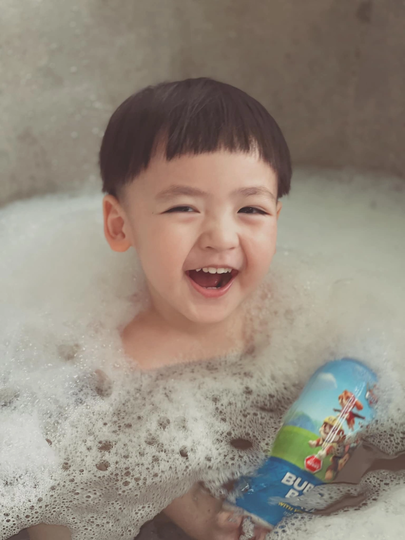 soái ca 3 tuổi nhà á hậu tú anh đẹp trai hơn bố mẹ tích cực cho đi tút tát - 17