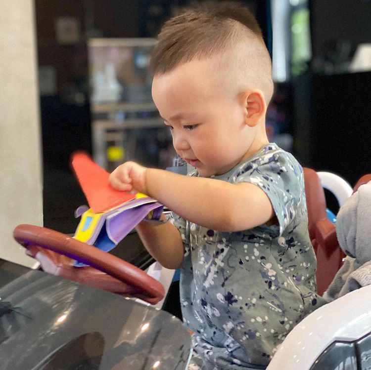 soái ca 3 tuổi nhà á hậu tú anh đẹp trai hơn bố mẹ tích cực cho đi tút tát - 20