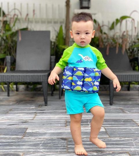soái ca 3 tuổi nhà á hậu tú anh đẹp trai hơn bố mẹ tích cực cho đi tút tát - 21