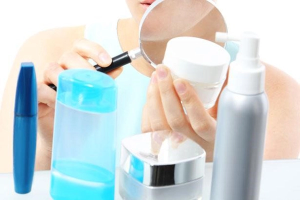 Soi bảng thành phần để chọn sữa rửa mặt an toàn cho da nhạy cảm - 2