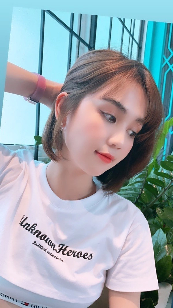 Soi khoảnh khắc sao việt vén tóc người mặt bánh bao trán su hào người để rơi nọng cằm - 9