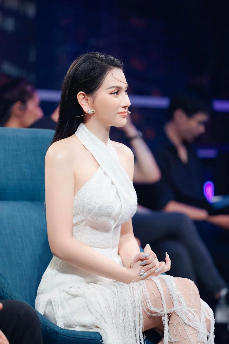 Sống chung với chồng kém 10 tuổi thu thủy mây trắng khoe da lẫn dáng u40 thách thức gái 20 - 4