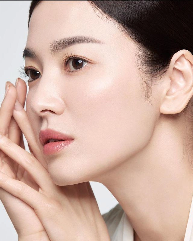 Song hye kyo chụp hình với trang sức tiền tỷ nào ngờ dung nhan át cả vàng bạc châu báu - 5
