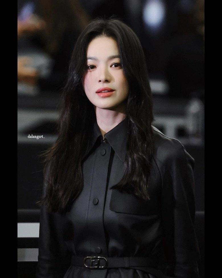 Song hye kyo diện đồ công sở tông đen đi dự show ở mỹ không lộ tí da thịt mà vẫn gợi cảm ngút ngàn - 1