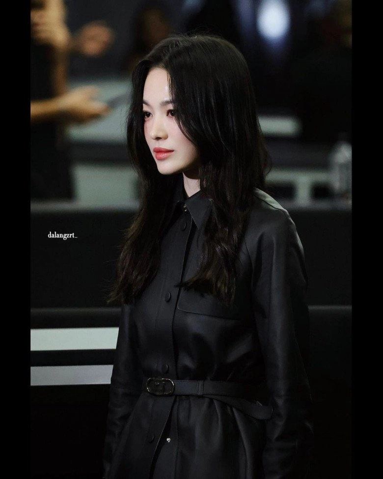 Song hye kyo diện đồ công sở tông đen đi dự show ở mỹ không lộ tí da thịt mà vẫn gợi cảm ngút ngàn - 2