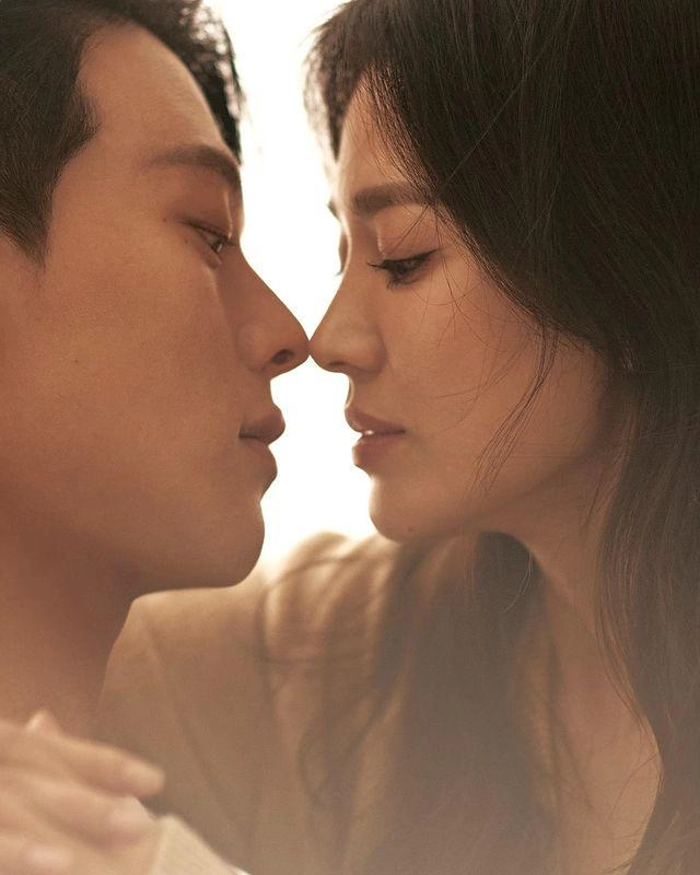 Song hye kyo khoe góc nghiêng đẹp lịm tim tình tứ cọ mũi với bạn diễn - 1