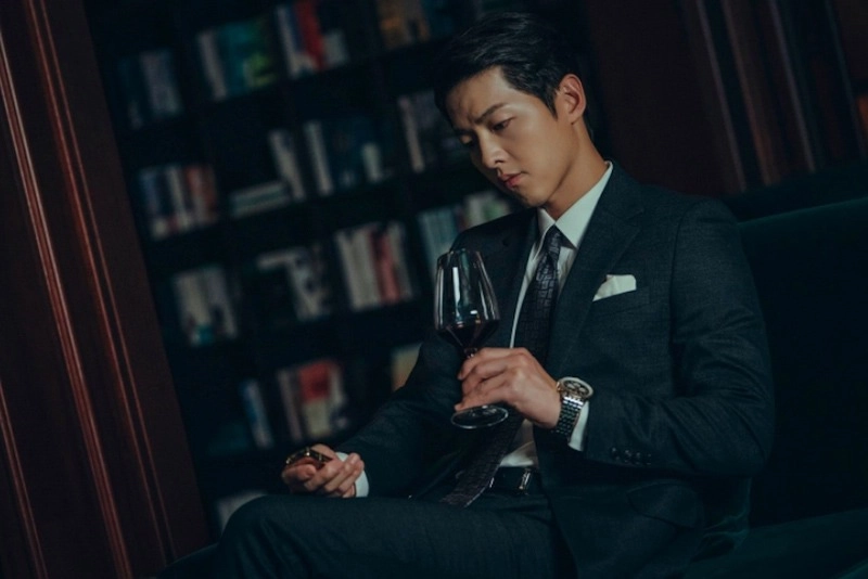 Song hye kyo khoe sắc trên tạp chí song joong ki phản đòn phô diễn body lực lưỡng trong phim - 3