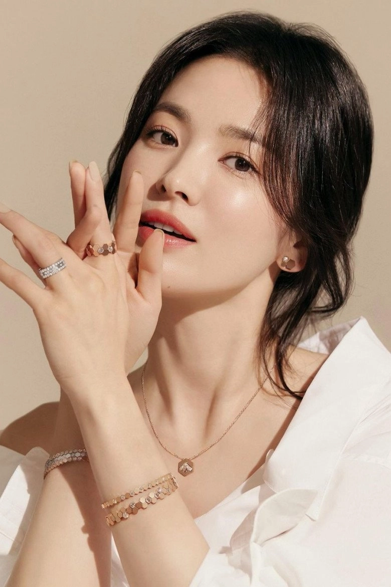 Song hye kyo lộ diện với gương mặt khác lạ mắt sưng bọng nhưng làn da cứu rỗi tất cả - 11