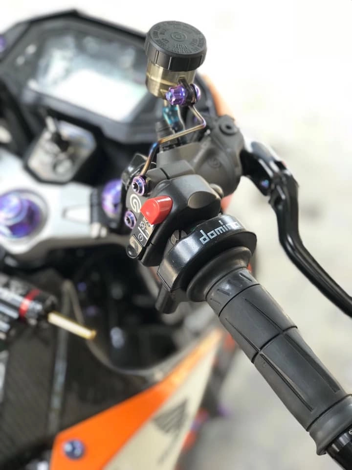 Sonic repsol khoe hàng sau khi vừa tắm xong - 3