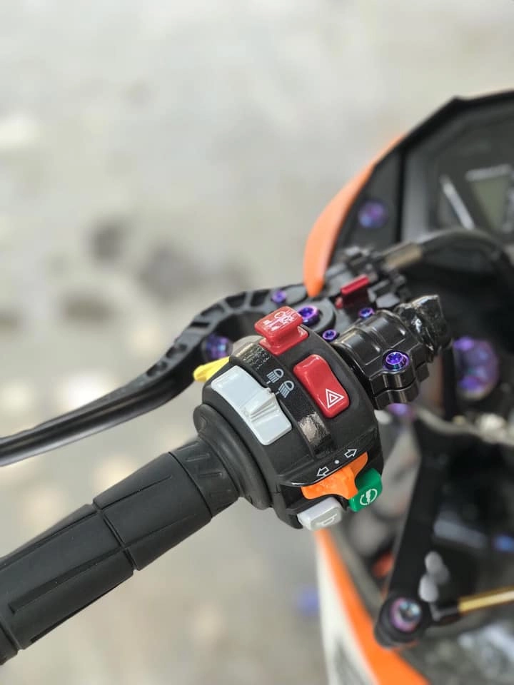 Sonic repsol khoe hàng sau khi vừa tắm xong - 4