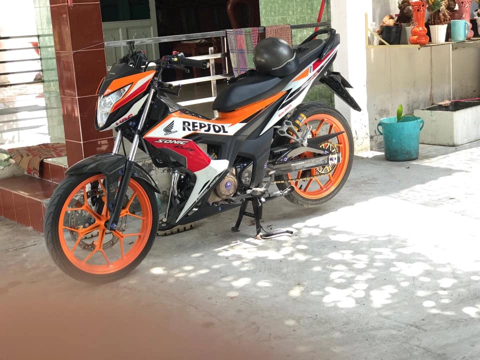 Sonic repsol khoe hàng sau khi vừa tắm xong - 15