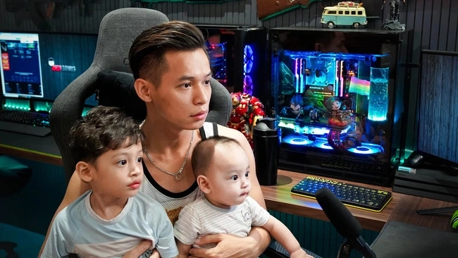 Suốt ngày loanh quanh ở nhà streamer việt giàu có bị con trai nói câu chí mạng làm gì có tiền - 2