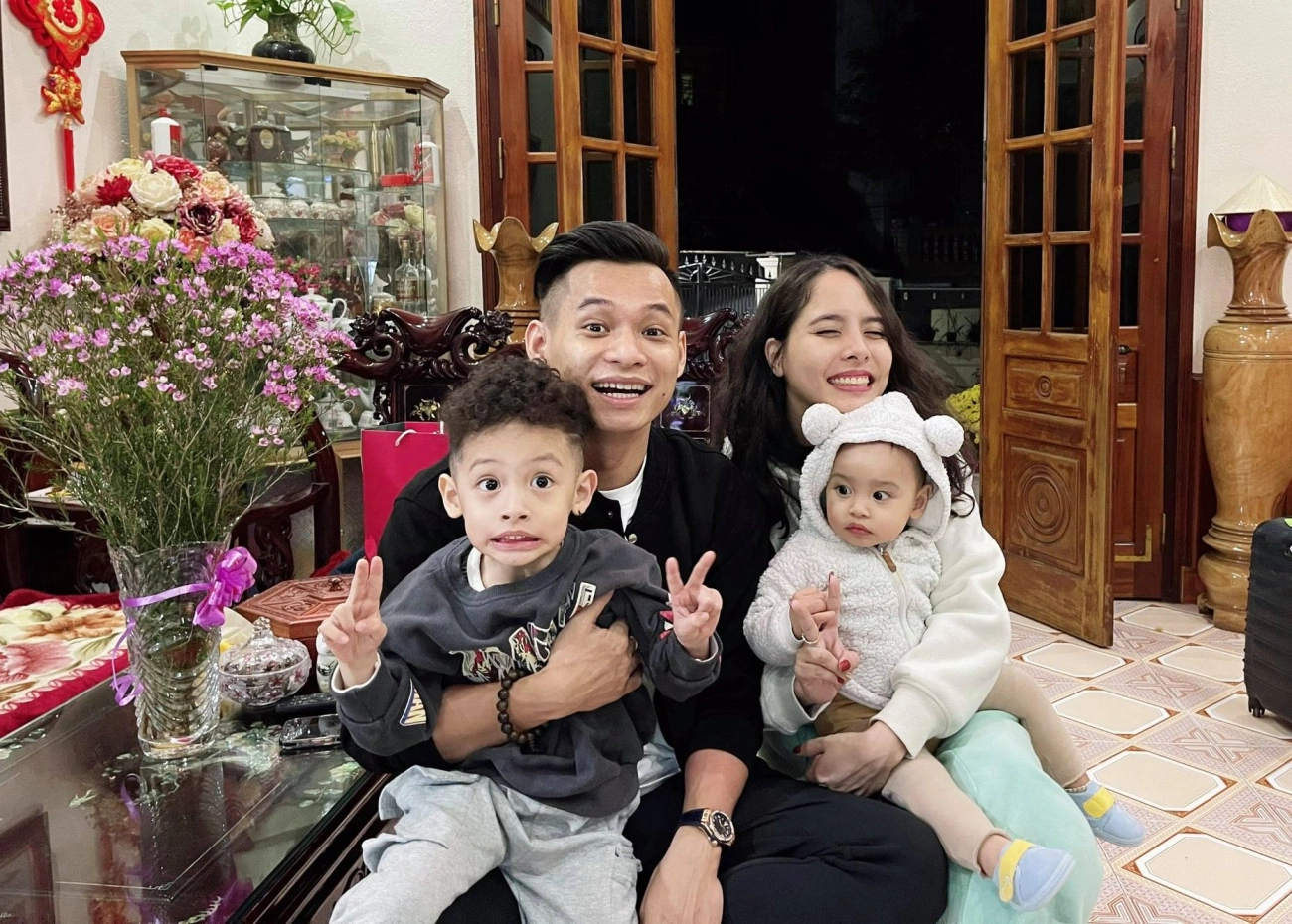 Suốt ngày loanh quanh ở nhà streamer việt giàu có bị con trai nói câu chí mạng làm gì có tiền - 8
