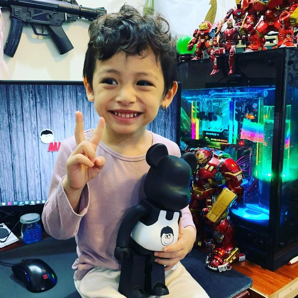 Suốt ngày loanh quanh ở nhà streamer việt giàu có bị con trai nói câu chí mạng làm gì có tiền - 11