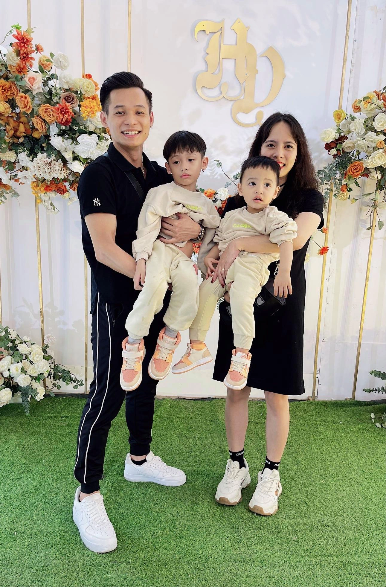 Suốt ngày loanh quanh ở nhà streamer việt giàu có bị con trai nói câu chí mạng làm gì có tiền - 14