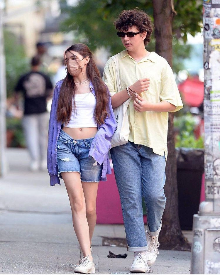 Suri cruise 15 tuổi cao 1m7 chăm mặc đồ gợi cảm khoe eo thon chân dài giống mẹ - 1