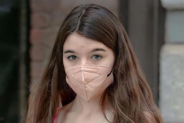 Suri cruise 15 tuổi cao 1m7 chăm mặc đồ gợi cảm khoe eo thon chân dài giống mẹ - 3