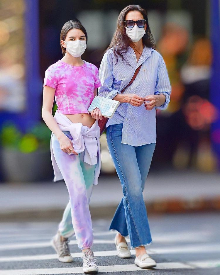 Suri cruise 15 tuổi cao 1m7 chăm mặc đồ gợi cảm khoe eo thon chân dài giống mẹ - 4