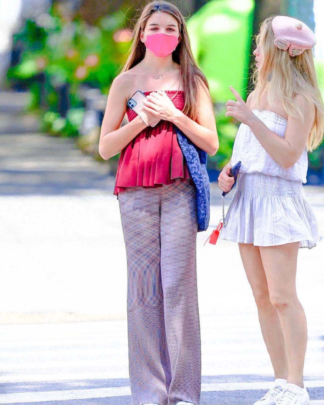 Suri cruise 15 tuổi cao 1m7 chăm mặc đồ gợi cảm khoe eo thon chân dài giống mẹ - 5