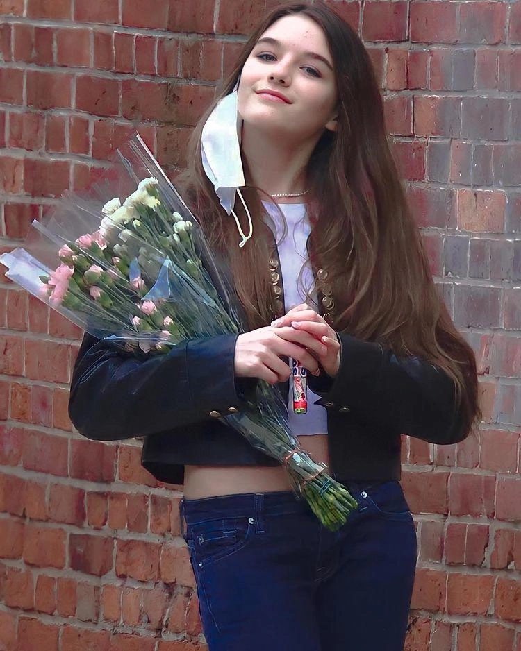 Suri cruise 15 tuổi cao 1m7 chăm mặc đồ gợi cảm khoe eo thon chân dài giống mẹ - 14