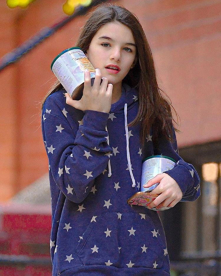 Suri cruise 15 tuổi cao 1m7 chăm mặc đồ gợi cảm khoe eo thon chân dài giống mẹ - 16