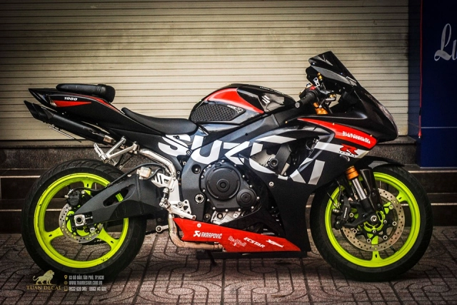 Suzuki gsx-r1000 độ đầy thể thao với phong cách tem đấu - 10