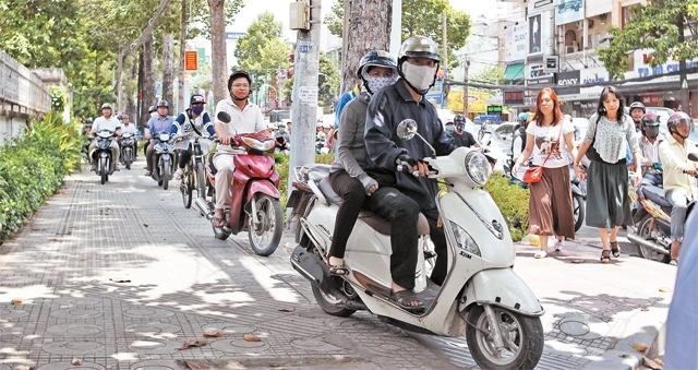 Tắc đường dại dột chạy lên vỉa hè nhận ngay mức phạt nặng - 3