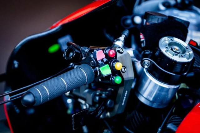 Tại sao các nút bên trái công tắc trong các cuộc đua motogp luôn được chọn màu sáng - 1