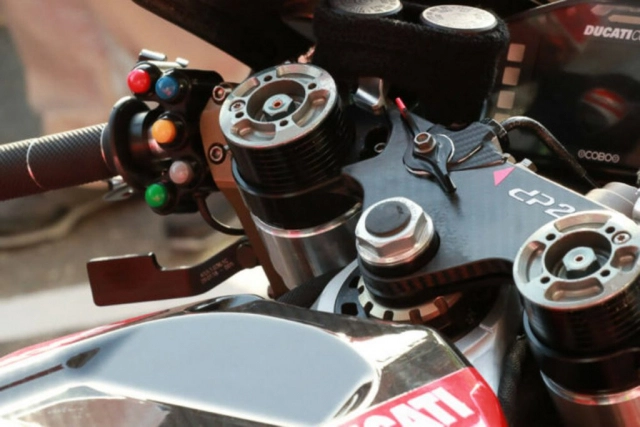 Tại sao các nút bên trái công tắc trong các cuộc đua motogp luôn được chọn màu sáng - 2