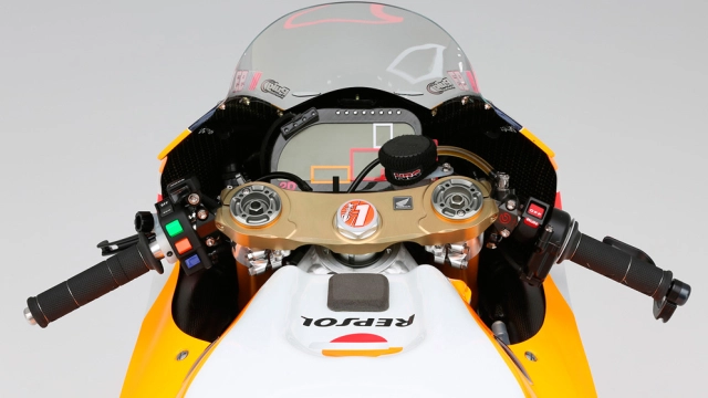 Tại sao các nút bên trái công tắc trong các cuộc đua motogp luôn được chọn màu sáng - 4