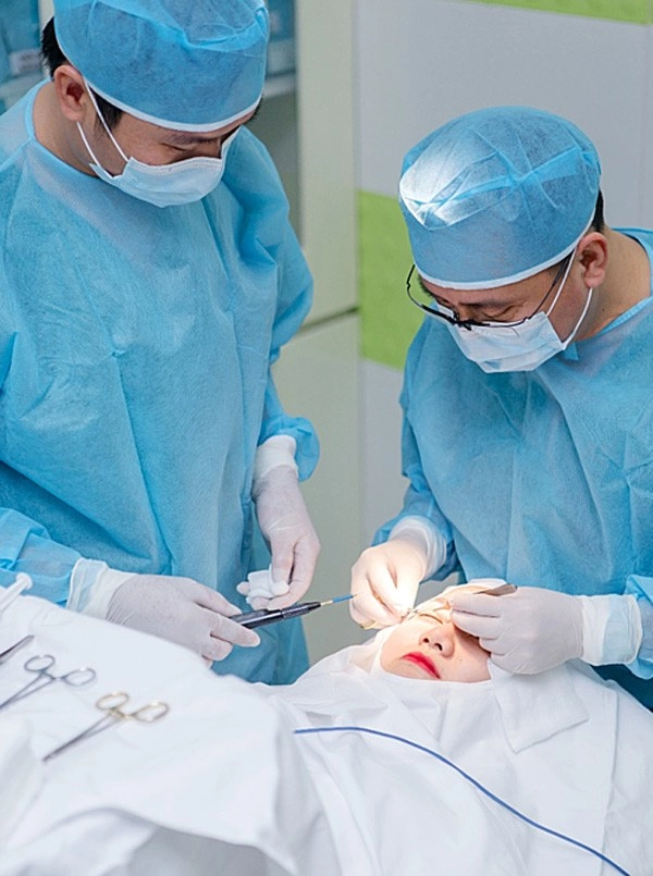 Tại sao gương mặt thường phù lên sau pttm có nguy hiểm không - 17
