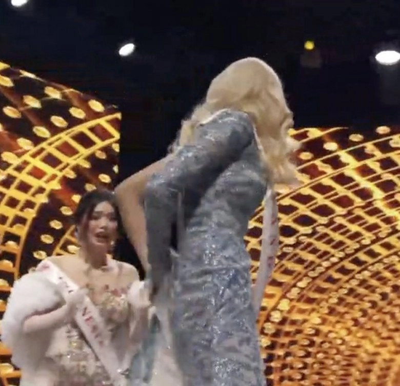 Tân hoa hậu thế giới vừa đăng quang đã bị tuột váy ngay trên sân khấu - 1