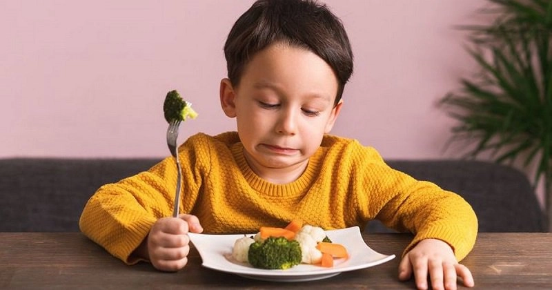 Táo bón khiến trẻ biếng ăn chậm tăng cân khiến phụ huynh lo lắng - 1