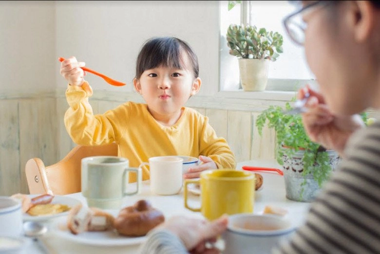 Táo bón khiến trẻ biếng ăn chậm tăng cân khiến phụ huynh lo lắng - 2
