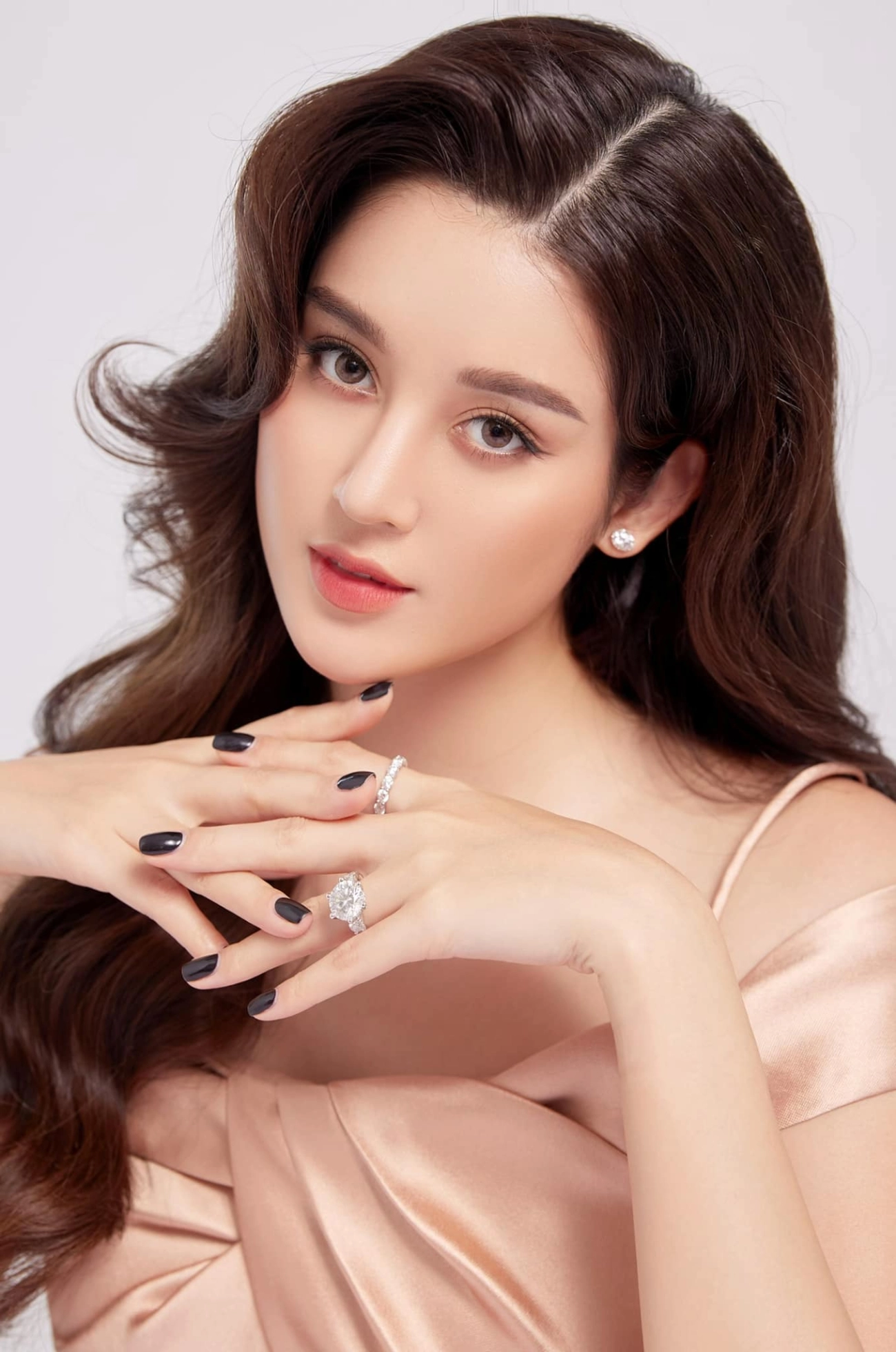Tất bật chạy show tết nàng á hậu không mở nổi mắt vì tác hại đeo lens - 6