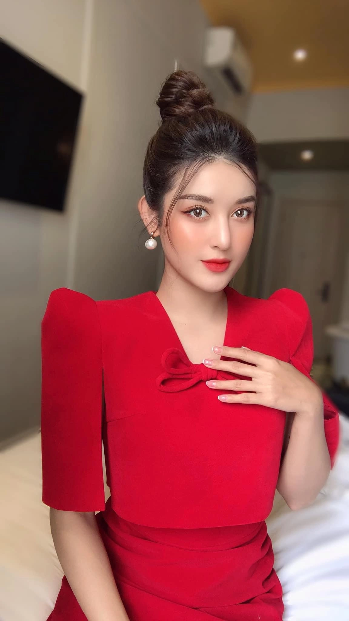 Tất bật chạy show tết nàng á hậu không mở nổi mắt vì tác hại đeo lens - 7