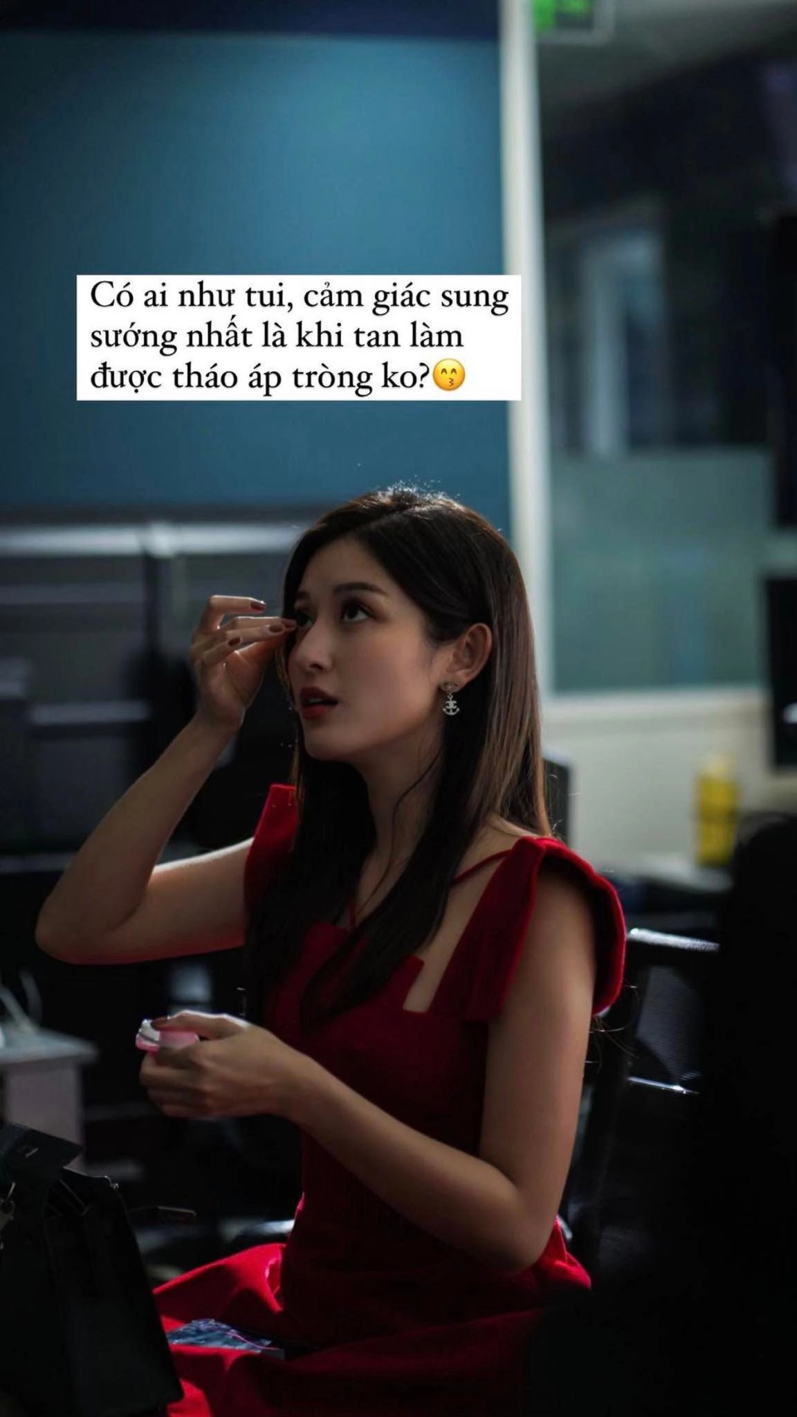 Tất bật chạy show tết nàng á hậu không mở nổi mắt vì tác hại đeo lens - 9