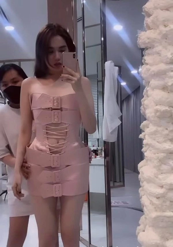 Tết đến nơi ngọc trinh bị réo gọi vì mặc đạo nhái diễn viên vào vai vũ nữ thoát y - 7
