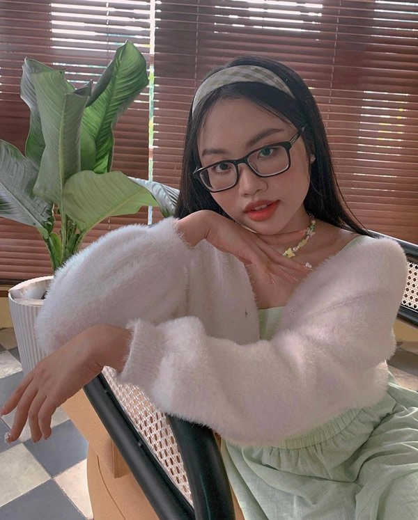 Tết đến phương mỹ chi cũng dạn hơn toàn khoe outfit tạo dáng hở vai đúng chuẩn tuổi 18 - 2