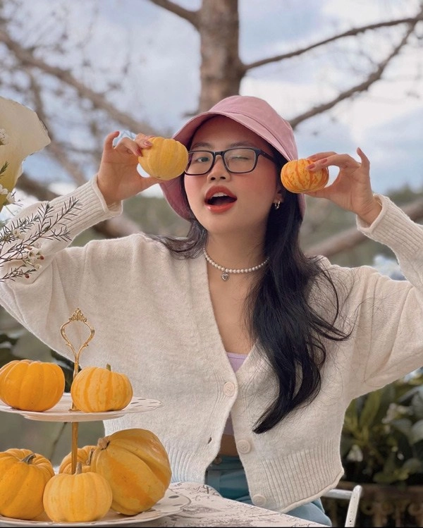 Tết đến phương mỹ chi cũng dạn hơn toàn khoe outfit tạo dáng hở vai đúng chuẩn tuổi 18 - 5