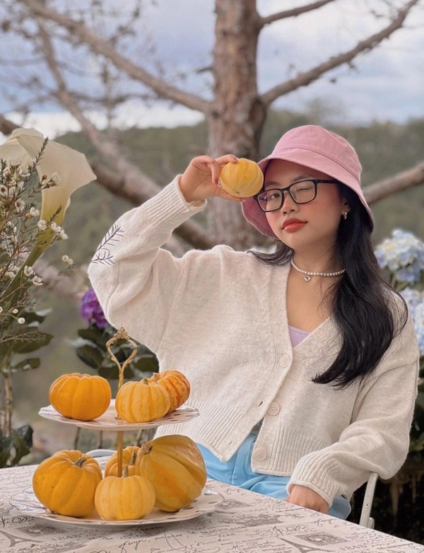 Tết đến phương mỹ chi cũng dạn hơn toàn khoe outfit tạo dáng hở vai đúng chuẩn tuổi 18 - 6