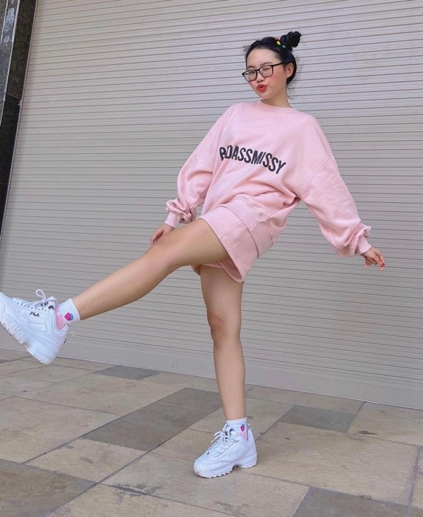 Tết đến phương mỹ chi cũng dạn hơn toàn khoe outfit tạo dáng hở vai đúng chuẩn tuổi 18 - 8