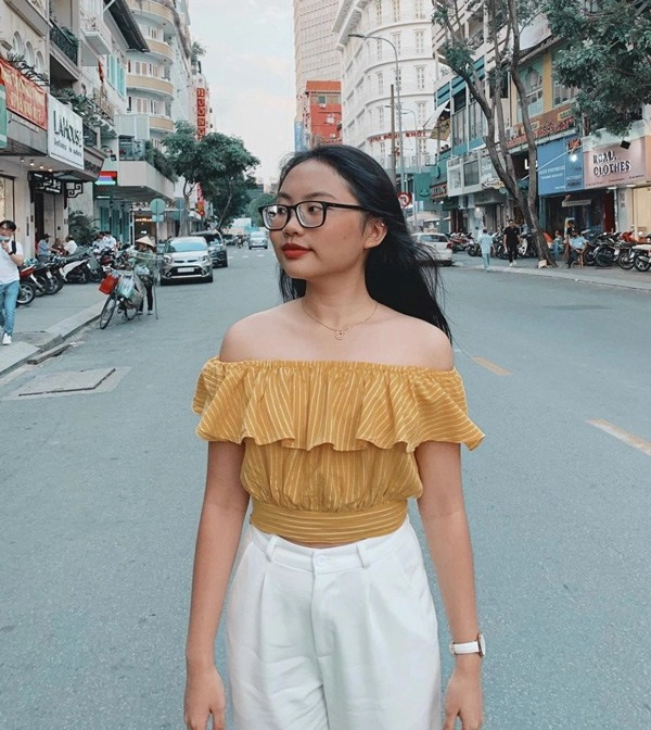 Tết đến phương mỹ chi cũng dạn hơn toàn khoe outfit tạo dáng hở vai đúng chuẩn tuổi 18 - 12